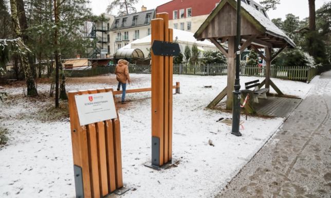 W Augustowie powstała ścieżka kinezyterapii Osiem stacji tworzących ścieżkę kinezyterapii w Augustowie