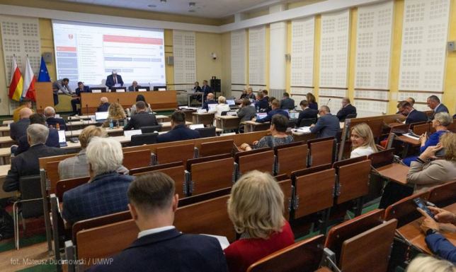 Suwalski szpital i WOSiR Szelment z dofinansowaniem sesja sejmiku województwa podlaskiego w Białymstoku