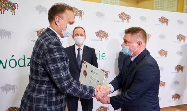 symboliczny czek na 400 tys. zł dla siatkarzy z Suwałk