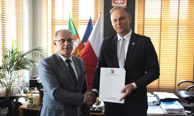 Czesław Renkiewicz, prezydent Suwałk podpisał umowę z Wojciechem Winnikiem