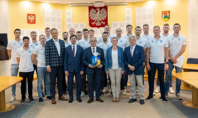 stypendia sportowe na sezon 2022/2023 siatkarzom Ślepska Malow Suwałki