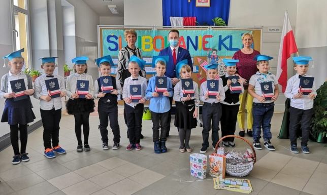 Ślubowanie pierwszoklasistów w Gibach Szkołą Podstawowa w Gibach, ślubowanie pierwszoklasistów