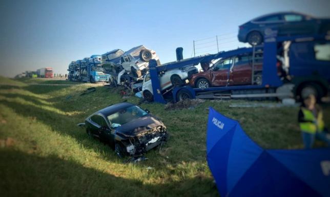Zderzenie czterech ciężarówek. Nie żyje jeden z kierowców Wypadek na drodze ekspresowej S61 na wysokości miejscowości Bęćkowo