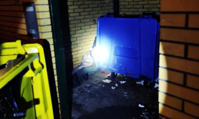 w jednej z wiat śmietnikowych, w centrum Suwałk noce spędza mężczyzna