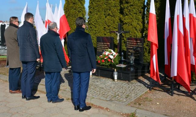 Hołd ofiarom zbrodni katyńskiej i katastrofy smoleńskiej oddały władze Suwałk