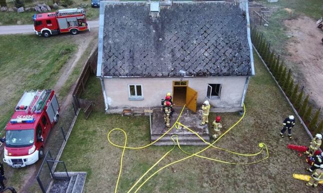 Płonący dom w Sobolewie - ćwiczyli strażacy 22 strażaków gasiło płonący dom w Sobolewie