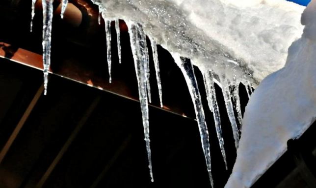 śnieg na chodnikach i dachach oraz zwisające sople to niebezpieczeństwo