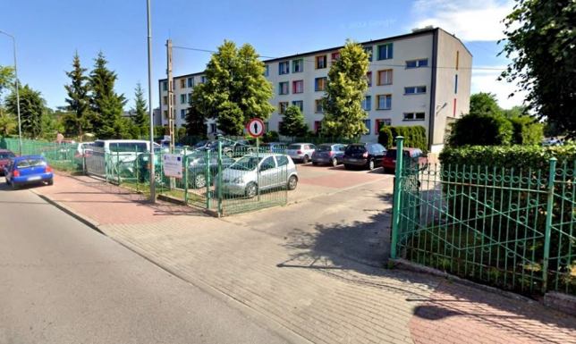 wyjazd z parkingu przy Specjalnym Ośrodku Szkolno-Wychowawczym nr 1