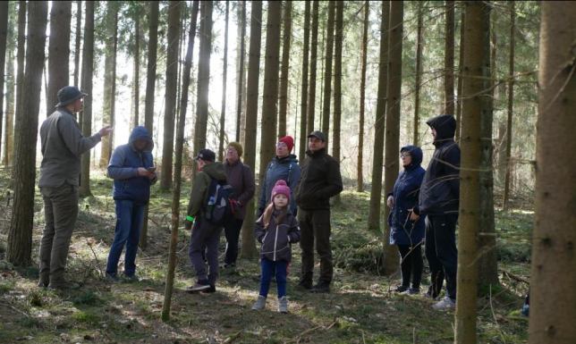 Spacer z leśnikiem po lesie w Smolnikach Obchody Międzynarodowego Dnia Lasów z Nadleśnictwem Suwałki