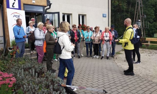 spacer nordic walking z instruktorem, ścieżkami edukacyjnymi