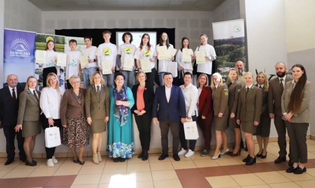 Trzecie miejsce uczniów z Wiżajn w konkursie wiedzy o Parkach Krajobrazowych Drużyna ze Szkoły Podstawowej im. Marszałka Józefa Piłsudskiego w Wiżajnach