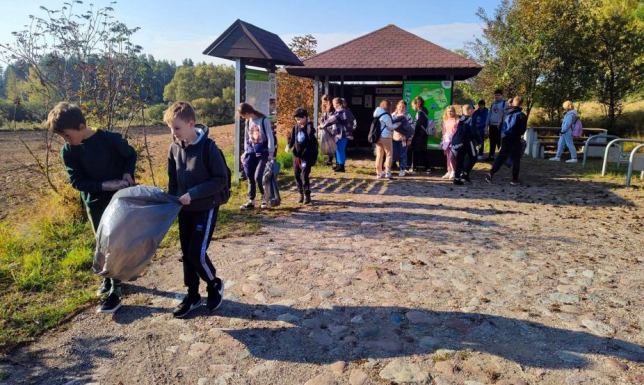 Uczniowie szkół uprzątnęli Suwalski Park Krajobrazowy  29. akcja „Sprzątania świata” na terenie Suwalskiego Parku Krajobrazowego