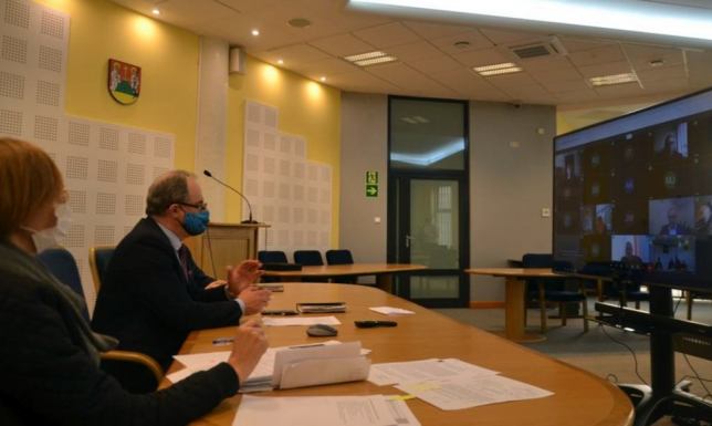 Rozmawiali o przygotowaniach do egzaminów i powrocie uczniów do szkół spotkanie prezydenta online z dyrektorami suwalskich placówek oświatowych