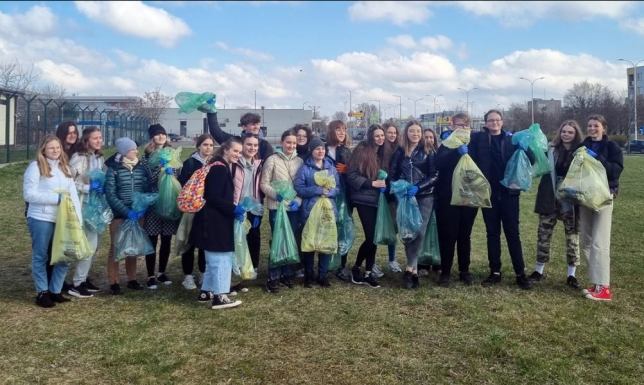 Wspólne sprzątanie uczniów z Suwałk i Ukrainy Łącznie udało się zebrać kilkaset worków śmieci