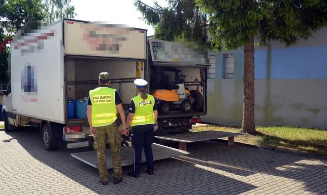 koparka o wartości 120 000 zł i  kosiarka o wartości 10 000 zł