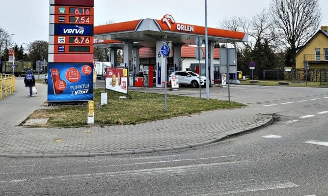 stawka podatku VAT na paliwa została obniżona z 23 proc do 8 proc