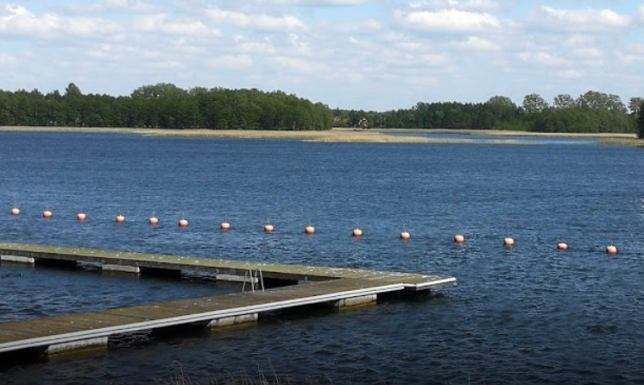 Można kąpać się w Starym Folwarku  woda na kąpielisku PTTK w Starym Folwarku na jeziorze Wigry jest przydatna do kąpieli