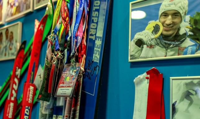 Wystawa w WOSiR Szelment z prezentami od Kamila Stocha Pamiątki Kamila Stocha w Wojewódzkim Ośrodku Sportu i Rekreacji Szelment