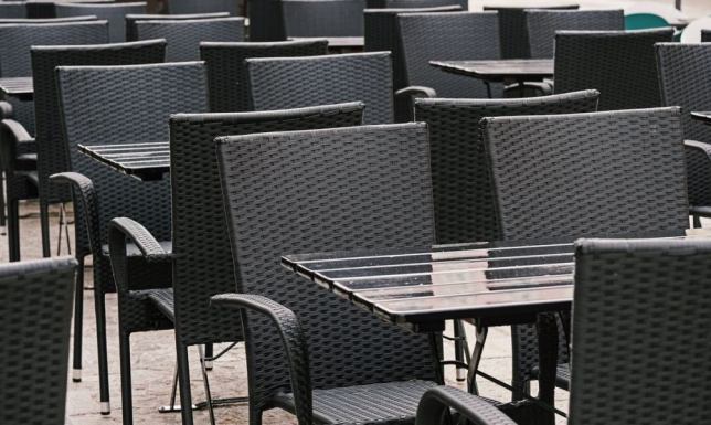 Luzowanie obostrzeń nie oznacza całkowitego ich zniesienia - przypomina policja Służby sanitarne i policjanci kontrolują czy obowiązujące przepisy są przestrzegane