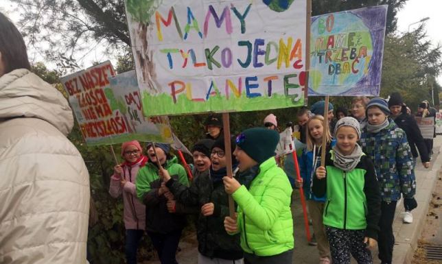 Młodzieżowy Strajk Klimatyczny w Płocicznie-Tartak strajk dzieci ze Szkoły Podstawowej im. Lotników Polskich w Płocicznie-Tartak
