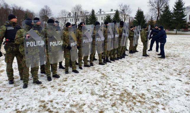 Szkolenie funkcjonariuszy Straży Granicznej z nowych środków przymusu bezpośredniego Podlaski Oddział Straży Granicznej otrzymał plecakowe miotacze gazu