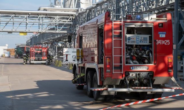 ćwiczenia strażackie na terenie Fabryki Płyty Wiórowej TANNE w Suwałkach