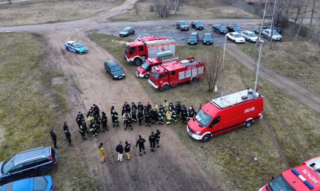 Odnalezienie 40 kartek schowanych w terenie oraz dwóch poszkodowanych