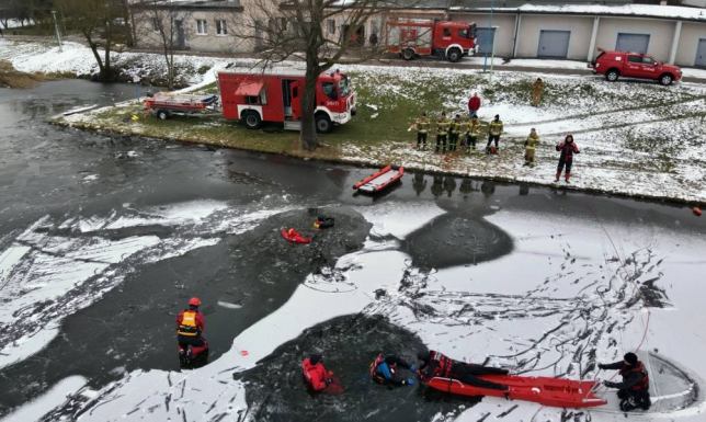 Jak pomóc osobie, pod którą załamał się lód?