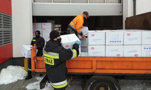 Strażacy ponownie pomagają w dostarczaniu maseczek "Maseczka dla obywatela" na terenie powiatu suwalskiego