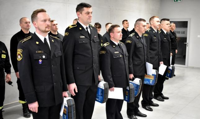 strażacy z Jednostki Ratowniczo-Gaśniczej, którzy uratowali życie kobiecie