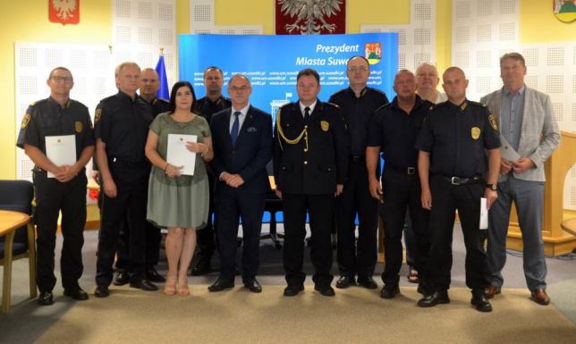 Życzenia, awanse i nagrody otrzymali funkcjonariusze Straży Miejskiej w Suwałkach