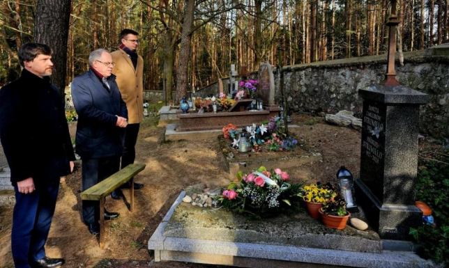 władze Suwałk złożyły kwiaty na jego grobie na cmentarzu w Magdalenowie