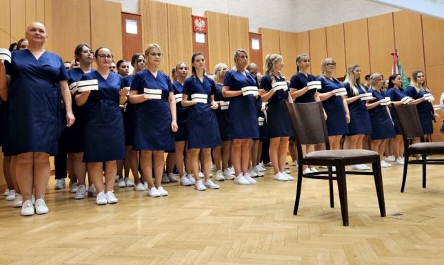 Tradycyjna uroczystość czepkowania studentów II roku pielęgniarstwa Białe czepki symbolem pierwszego stopnia wtajemniczenia zawodowego