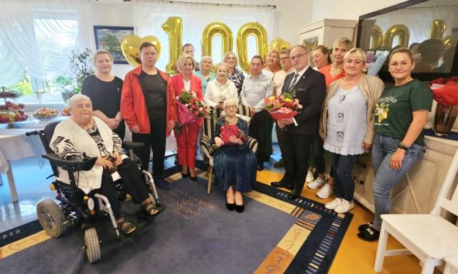 Z tej okazji Prezydent osobiście złożył Pani Irenie gratulacje