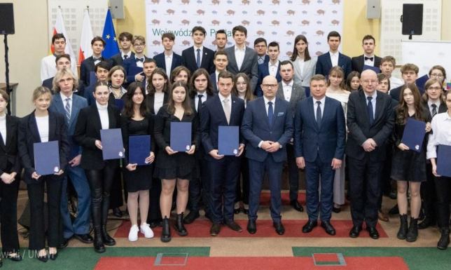 Uczniowie z Suwałk otrzymali naukowe stypendia marszałka stypendia za szczególne osiągnięcia w roku szkolnym 2022/2023