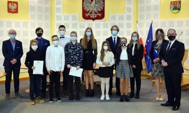 Stypendia dla uzdolnionych artystycznie uczniów Dziesięcioro uzdolnionych artystycznie uczniów suwalskich szkół otrzymało stypendia