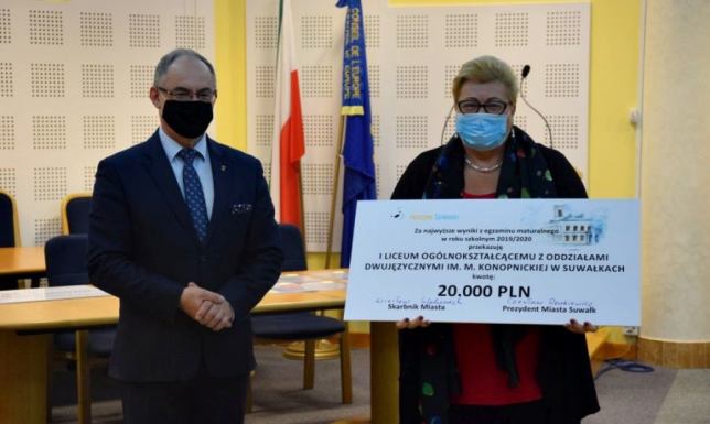 Prezydent Suwałk wręczył stypendia Stypendia Prezydenta Suwałk dla uczniów