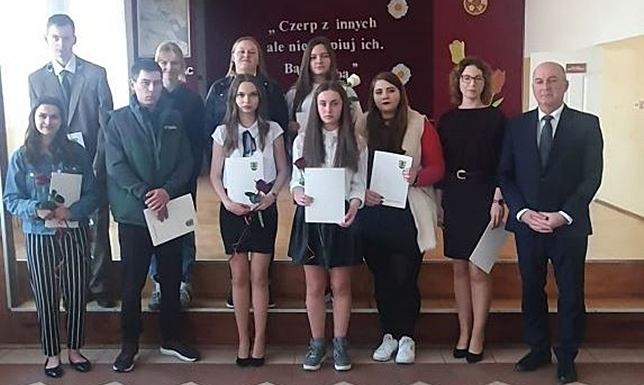 Stypendia Starosty Suwalskiego za osiągnięcia w nauce wicestarosta suwalski wręczył 10 decyzji o udzieleniu stypendium