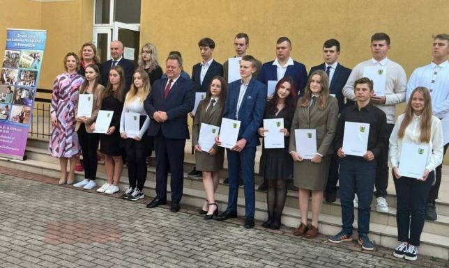 24 uczniów ze stypendiami starosty suwalskiego Stypendia Starosty Suwalskiego za osiągnięcia w nauce w II semestrze roku szkolnego 2022/2023