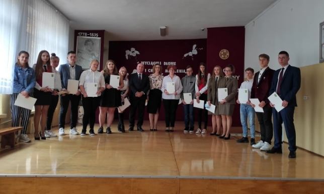 Starosta suwalski przyznał stypendia 16. uczniów Technikum Zespołu Szkół w Dowspudzie otrzymało stypendia