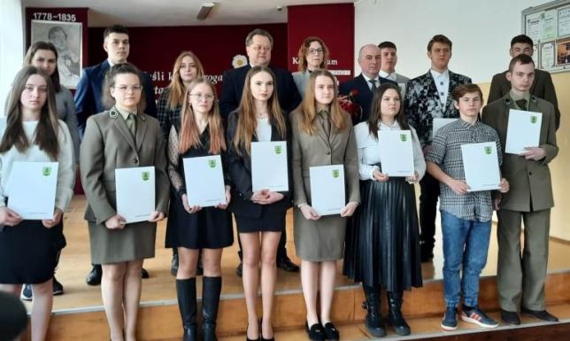 Stypendia Starosty Suwalskiego dla uczniów Zespołu Szkół w Dowspudzie najlepsi uczniowie Zespołu Szkół w Dowspudzie otrzymali stypendia