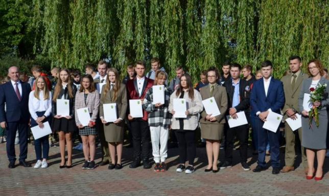 Uczniowie z Dowspudy otrzymali stypendia Stypendia Starosty Suwalskiego dla uczniów Technikum z Dowspudy