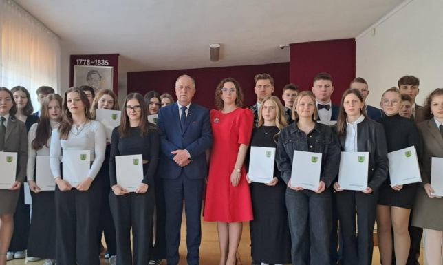 Najzdolniejsi otrzymali stypendia starosty suwalskiego wicestarosta suwalski wręczył 28 dyplomów stypendystom