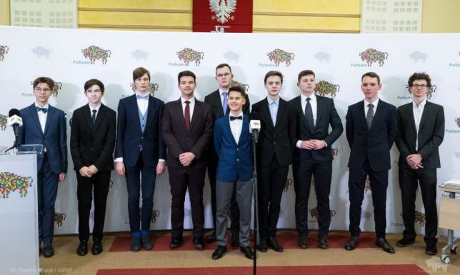 Uczniowie z Suwałk wśród 50. najlepszych w województwie Pięćdziesięciu jeden uczniów otrzymało Stypendia Zarządu Województwa Podlaskiego