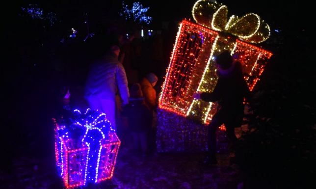 Rożświetlenie świątecznych ozdób na placu Marii Konopnickiej