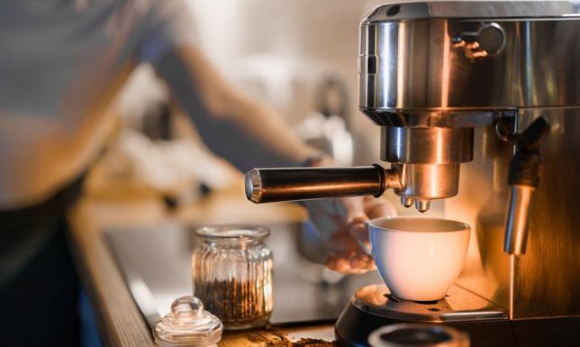 Domowy coffee bar — akcesoria, które warto mieć