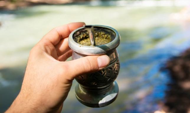 Dlaczego yerbę pijemy z charakterystycznego naczynia? Wyjaśniamy Dlaczego yerbę pijemy z charakterystycznego naczynia? Wyjaśniamy