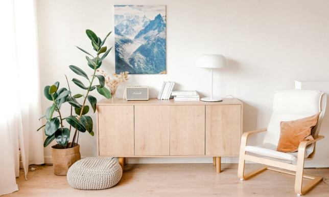 Minimalizm, krzywe linie i funkcjonalność: jak zmienia się design mebli