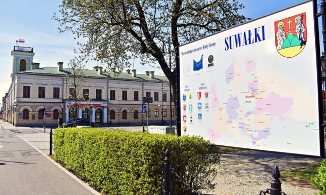  władze miasta próbują znaleźć firmę, która wykona napis świetlny SUWAŁKI