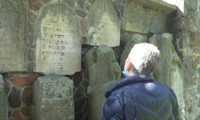 Wystawa Suwalscy Żydzi – ocalone historie w Bibliotece prezentuje część zasobów zgromadzonych przez Pracownię Digitalizacji i Historii Mówionej.